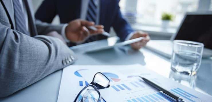 Deux hommes analysant des documents