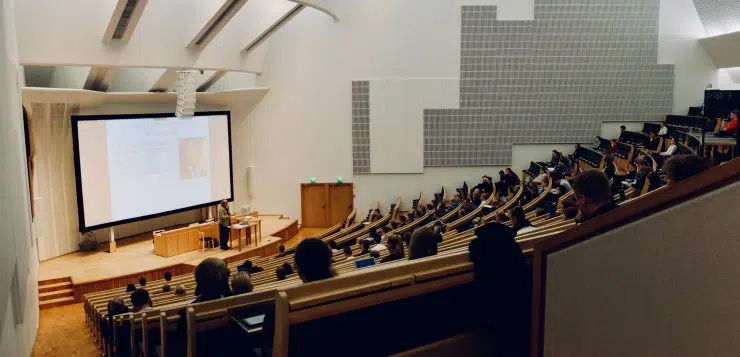 Un amphi avec des étudiants