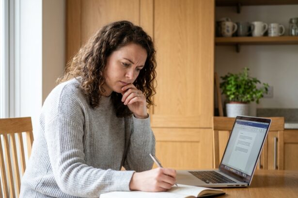 Femme concentrée prenant des notes dans une cuisine moderne