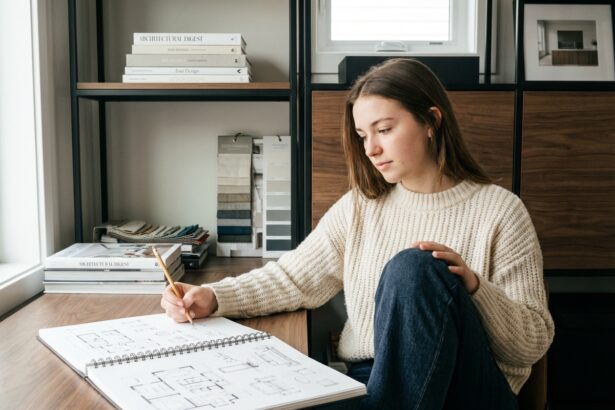 Jeune femme dessinant des idées d interieur dans un bureau moderne