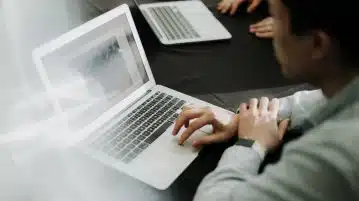 une personne sur son ordinateur